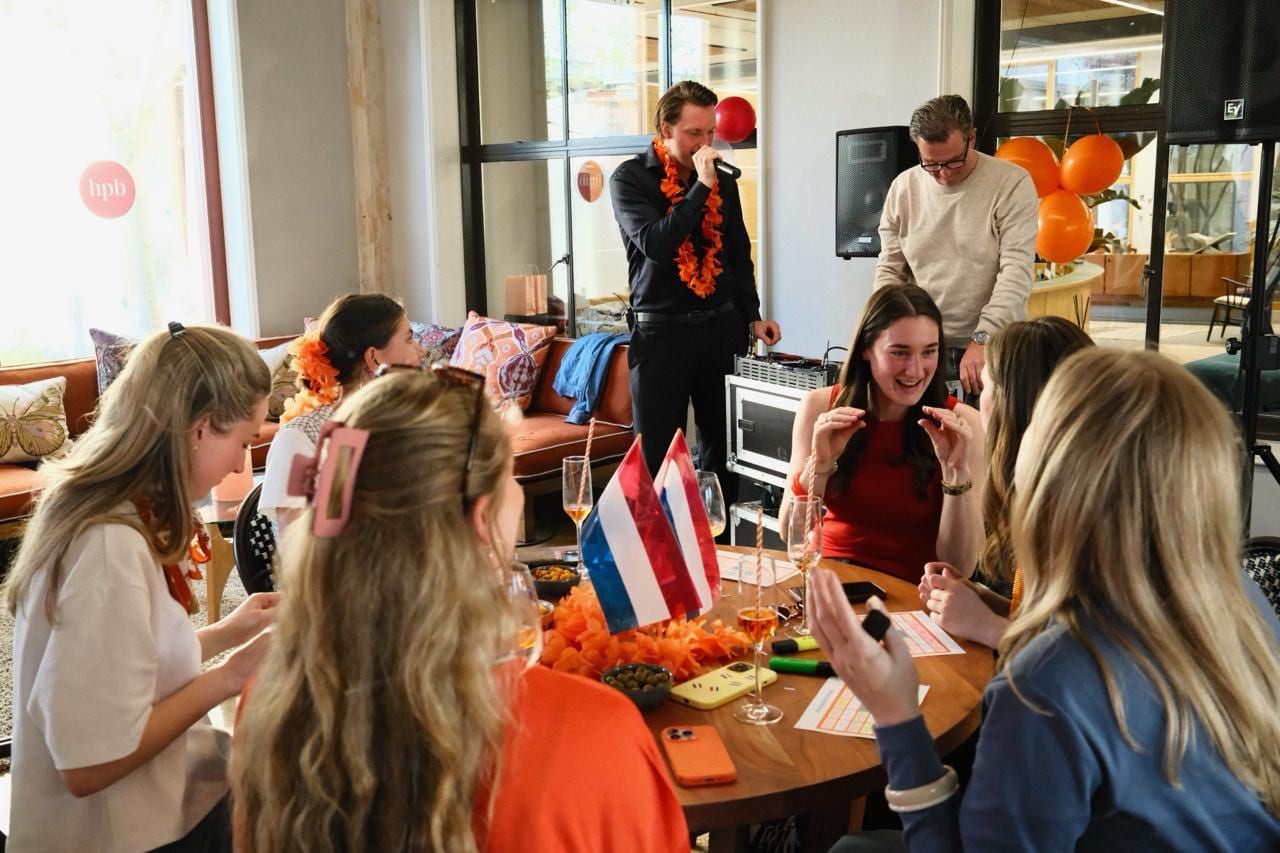 Dylan Abelskamp zingt live tijdens de muziekbingo