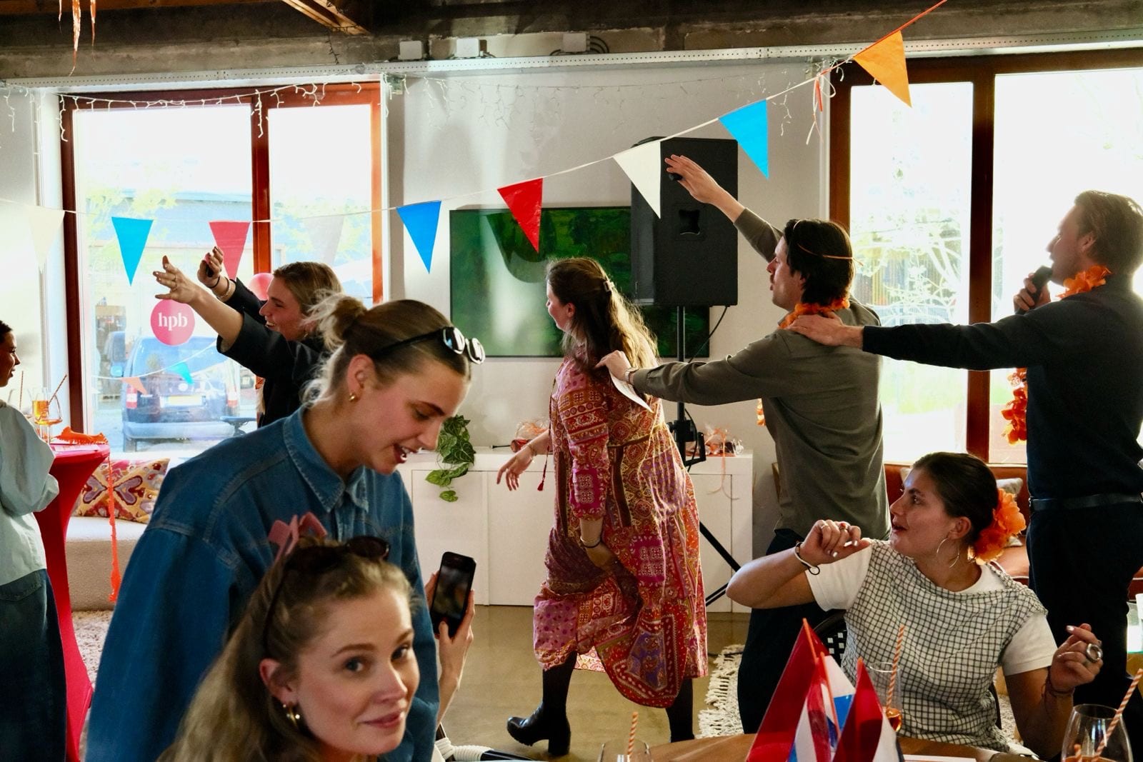 Publiek danst en zingt mee tijdens de muziekbingo van Dylan Abelskamp